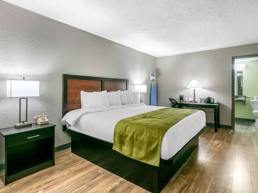 Tabla de planchar con plancha, wifi gratis y ropa de cama