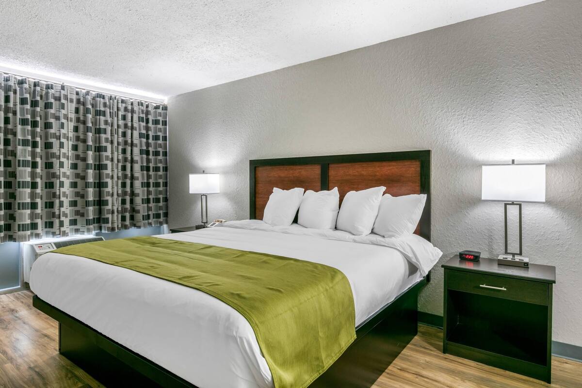 Room, 1 King Bed, Accessible, Non Smoking | Iron/ironing board, free WiFi, bed sheets