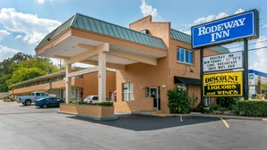 A Rodeway Inn with a signboard advertising new rooms, breakfast, free Wi-Fi, HBO, and a discount on liquors and wines.