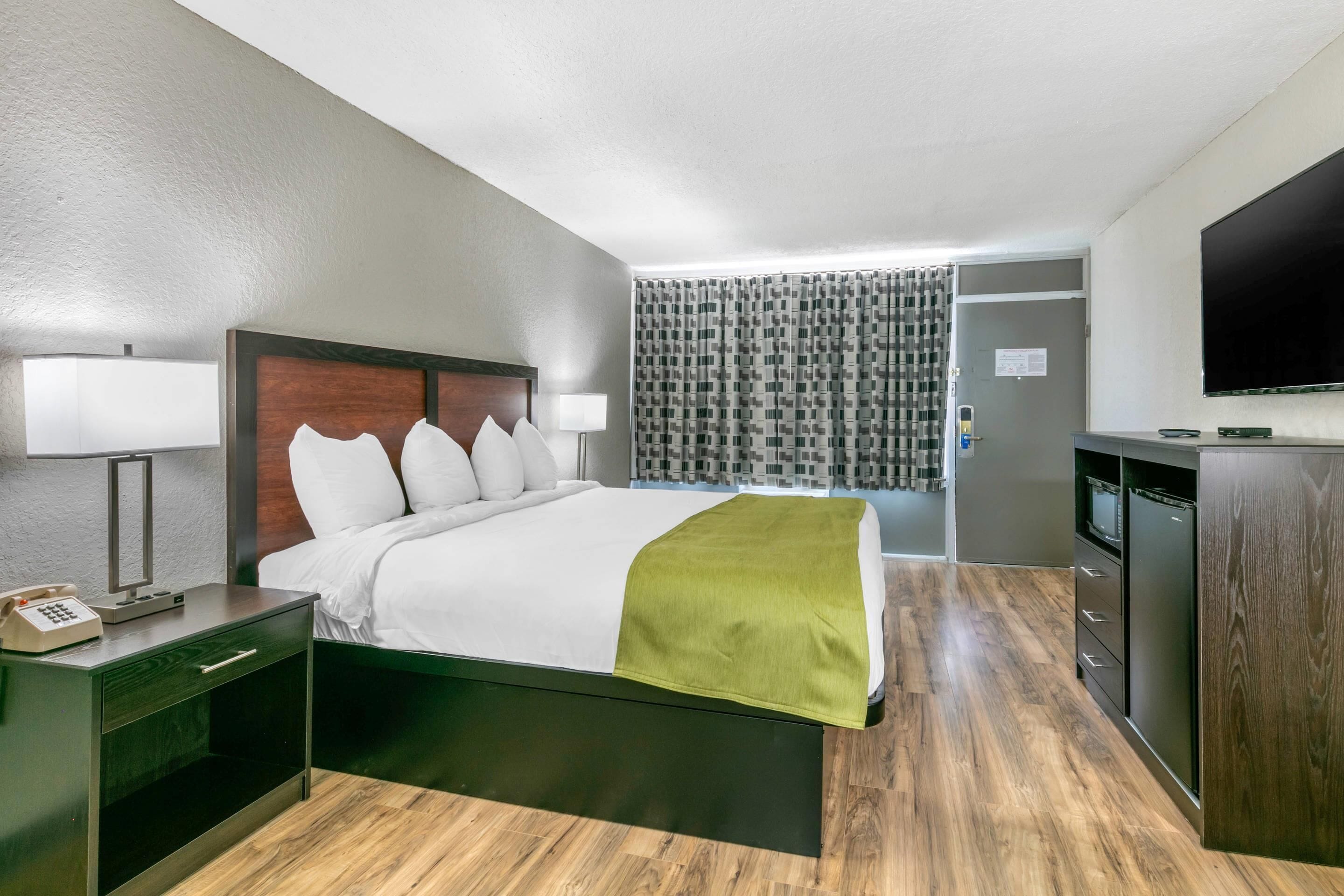 Standard Room, 1 King Bed, Non Smoking | Iron/ironing board, WiFi (free), bed sheets
