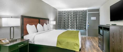Quarto standard, 1 cama King, para não fumantes | Ferros/tábuas de passar roupa, Wi-Fi de cortesia, roupa de cama
