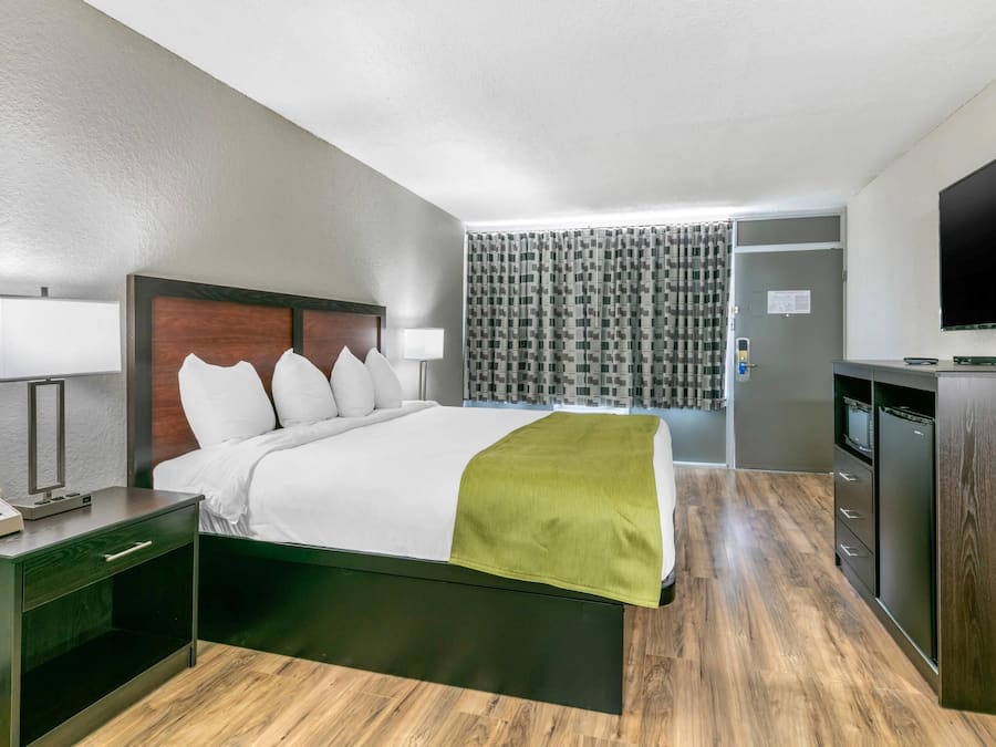 Standard Room, 1 King Bed, Non Smoking | Iron/ironing board, WiFi (free), bed sheets