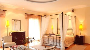 9 bedrooms, in-room safe, desk, iron/ironing board