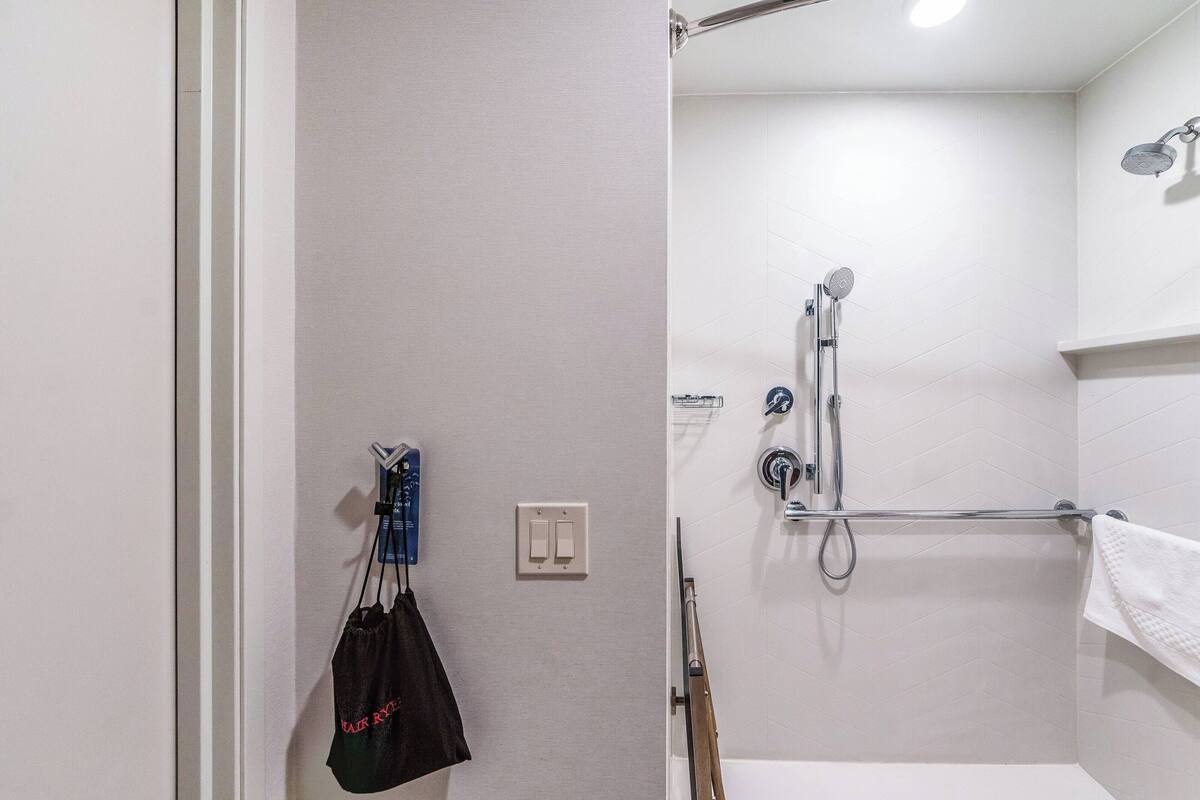 suite, 1 king bed with sofa bed | bathroom | free toiletries, hair dryer, towels