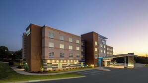A hotel with a modern design, featuring a prominent entrance and a parking area. - Fairfield Inn & Suites by Marriott Greenville Spartanburg/Duncan (Duncan)