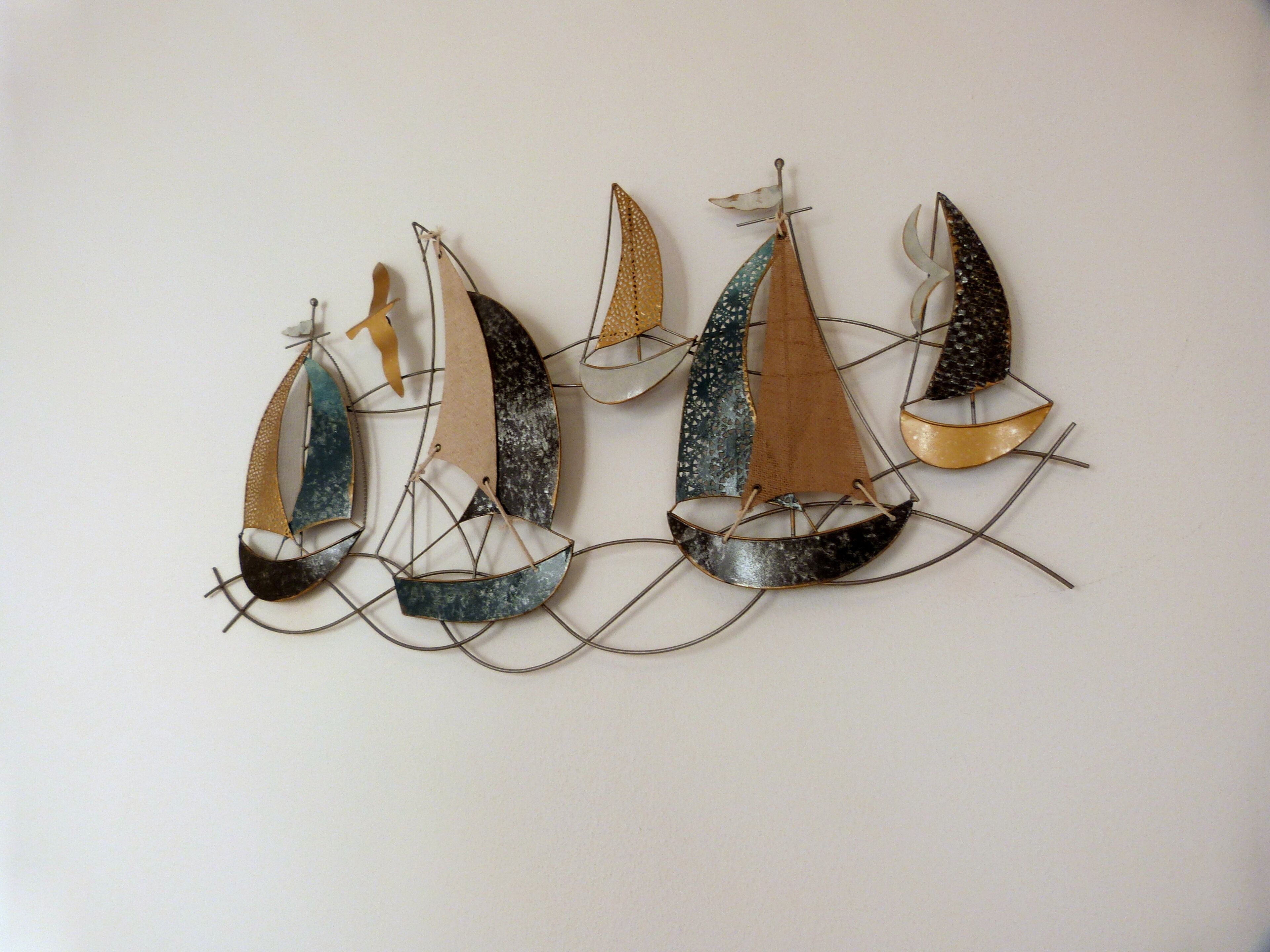 Una instalación artística en la pared con barcos de vela.