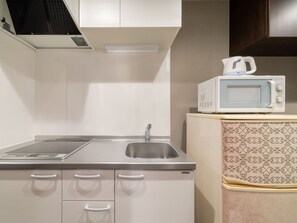 Chambre Familiale | Coin cuisine privé | Réfrigérateur, micro-ondes, plaque de cuisson, bouilloire électrique