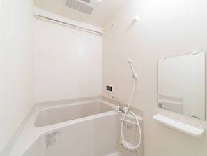 Dreibettzimmer | Badezimmer | Duschwanne, kostenlose Toilettenartikel, Haartrockner