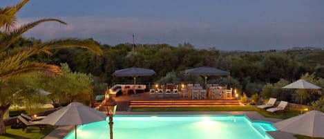 Een binnenzwembad, een buitenzwembad