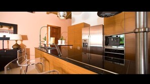 Een koelkast, een magnetron, een oven, een kookplaat