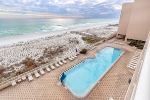 Piscina no terraço com vista para a praia e o oceano.