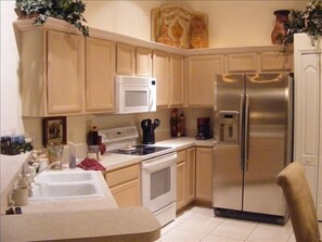 Kjøleskap, mikrobølgeovn, ovn og kokeplater