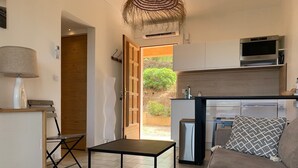 Ein modernes Wohnzimmer mit einer Couch, einem kleinen Tisch und einem Fernseher.