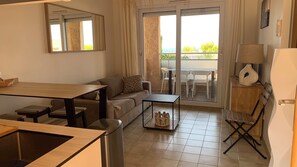Flat-screen TV - Appart 4 pers, 2 Bedrooms, with terrace sea view, Clim, private packing (MONTICELLO)
