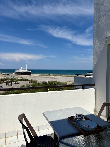 Apartment beautiful night area sea view and private parking 4EST402