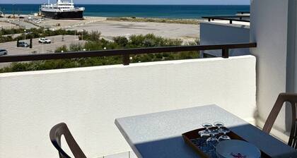 Apartment beautiful night area sea view and private parking 4EST402
