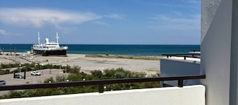 Apartment beautiful night area sea view and private parking 4EST402