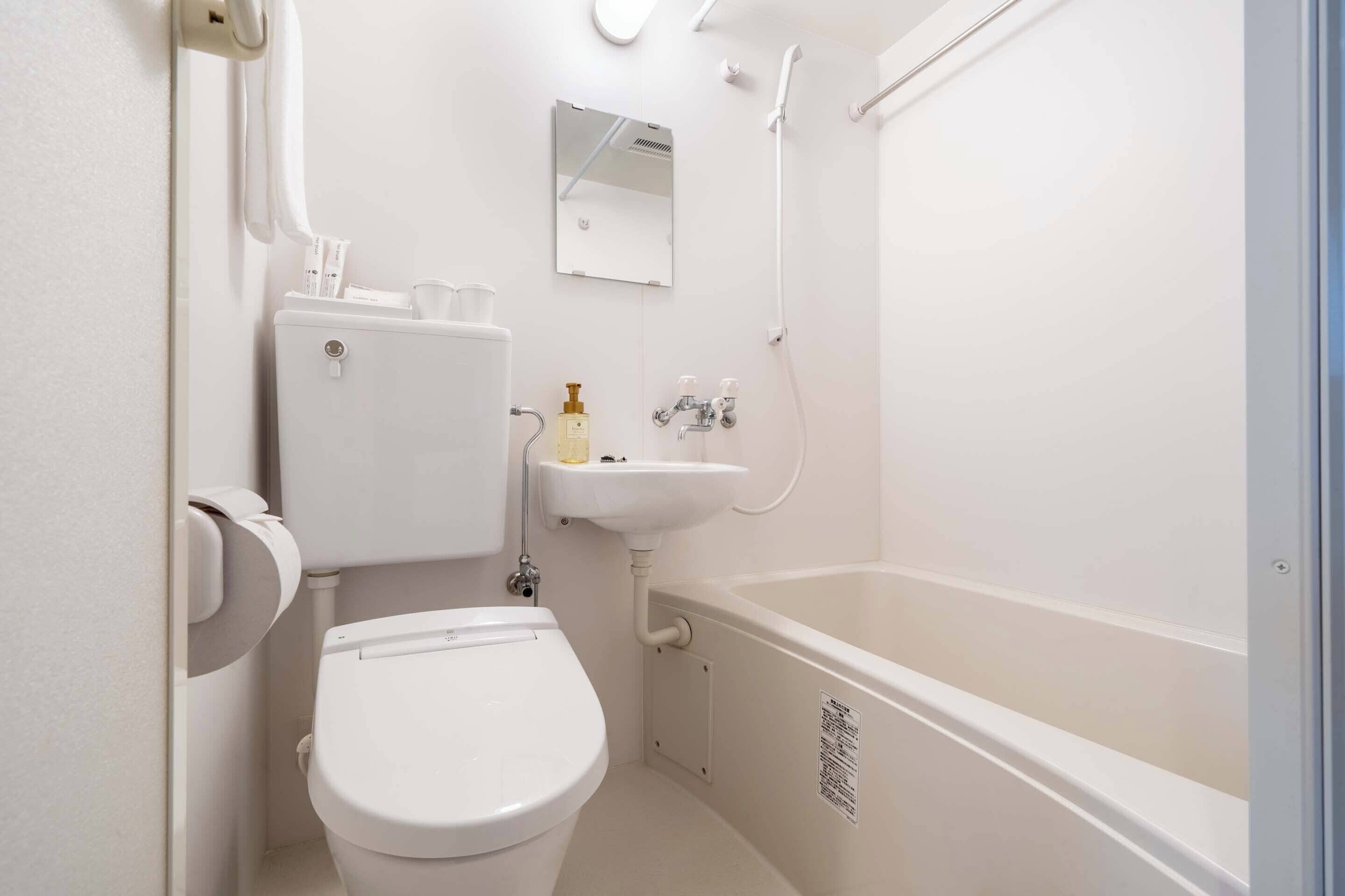 ルーム ダブルベッド 1 台 禁煙 | バスルーム | シャワー付き浴槽、バスアメニティ (無料)、ヘアドライヤー、スリッパ