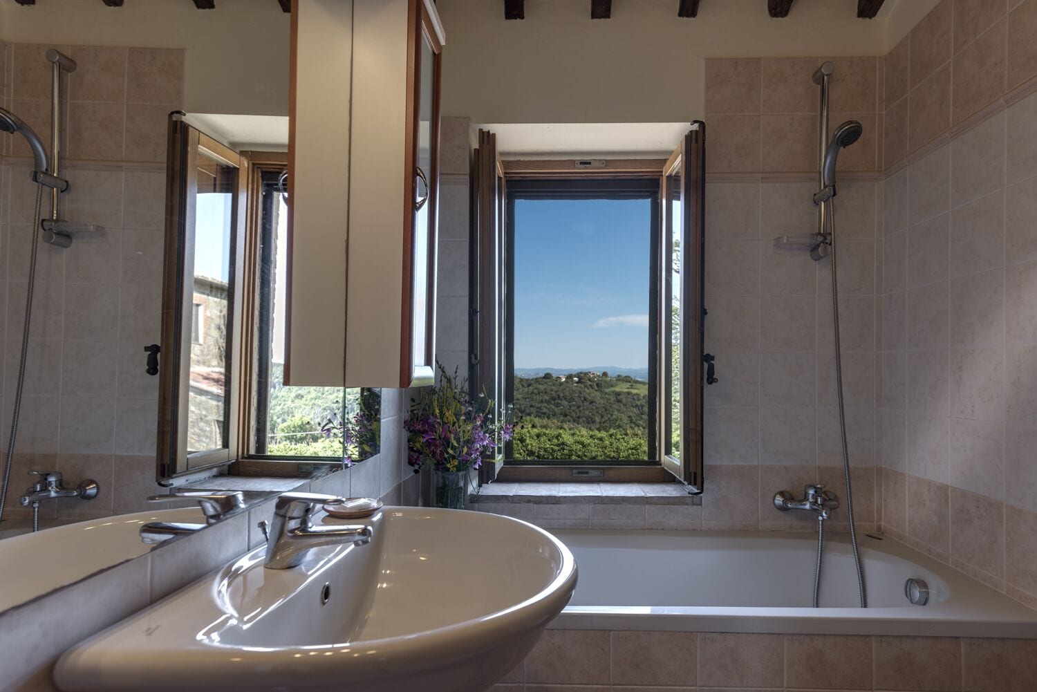 Ensemble douche/baignoire, bidet, serviettes fournies, papier toilette