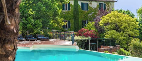 Una piscina al aire libre