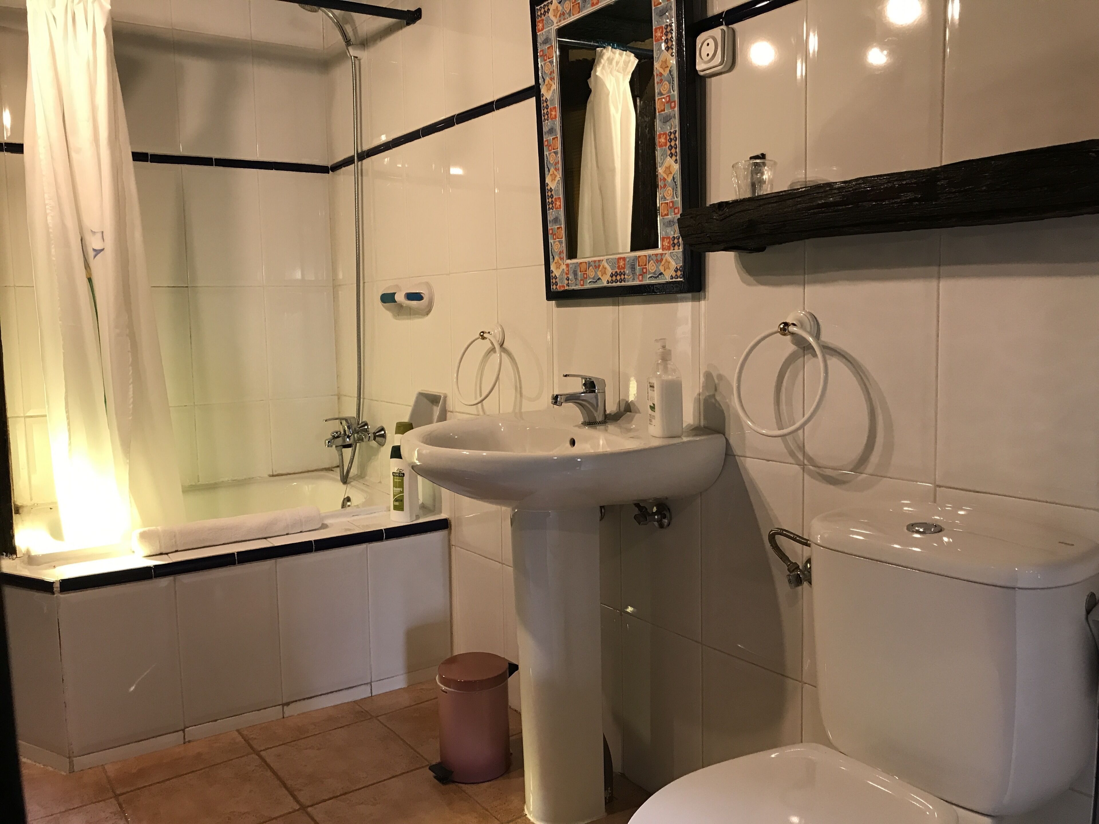 Sèche-cheveux, serviettes fournies, papier toilette