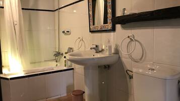 Sèche-cheveux, serviettes fournies, papier toilette