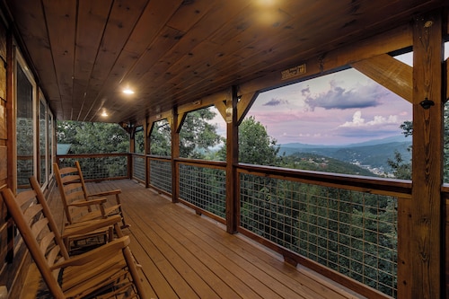 Luxury Pool Cabin, josta on panoraamanäkymät Gatlinburgin keskustaan ja Smokysiin