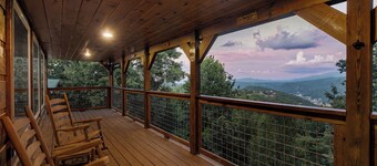 Free Attractions Pvt Pool, Mtn and City views. View fireworks from Hot tub!