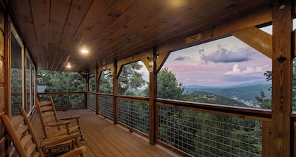 Luxury Pool Cabin, josta on panoraamanäkymät Gatlinburgin keskustaan ja Smokysiin