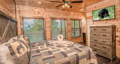 Luxury Pool Cabin, josta on panoraamanäkymät Gatlinburgin keskustaan ja Smokysiin