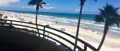 Plage, chaises longues, serviettes de plage