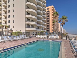 Een buitenzwembad, een verwarmd zwembad