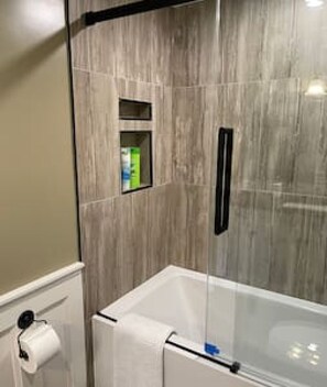 Combined shower/tub, jetted tub, hair dryer, towels - Character Stay across Swan Lake Nature Sanctuary (Victoria)