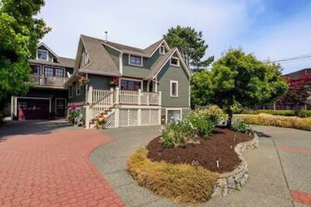 Exterior. Character Stay across Swan Lake Nature Sanctuary