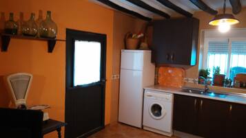 Refrigerador, microondas, parrilla de estufa y cafetera y tetera