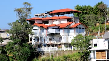 Vista frontal de la propiedad