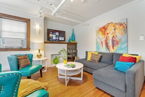 Smart TV, books, stereo, offices