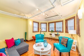 Smart TV, books, stereo, offices