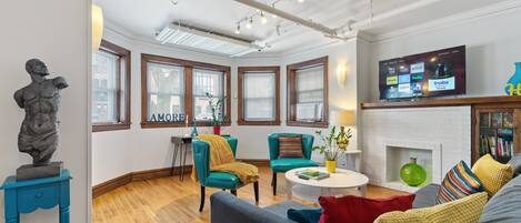 Smart-TV, bøker, stereoanlegg og kontorer