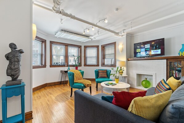 Smart TV, books, stereo, offices