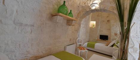 4 chambres, coffres-forts dans les chambres, bureau