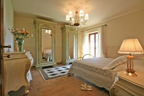 5 Schlafzimmer, Zimmersafe, Bügeleisen/Bügelbrett, WLAN