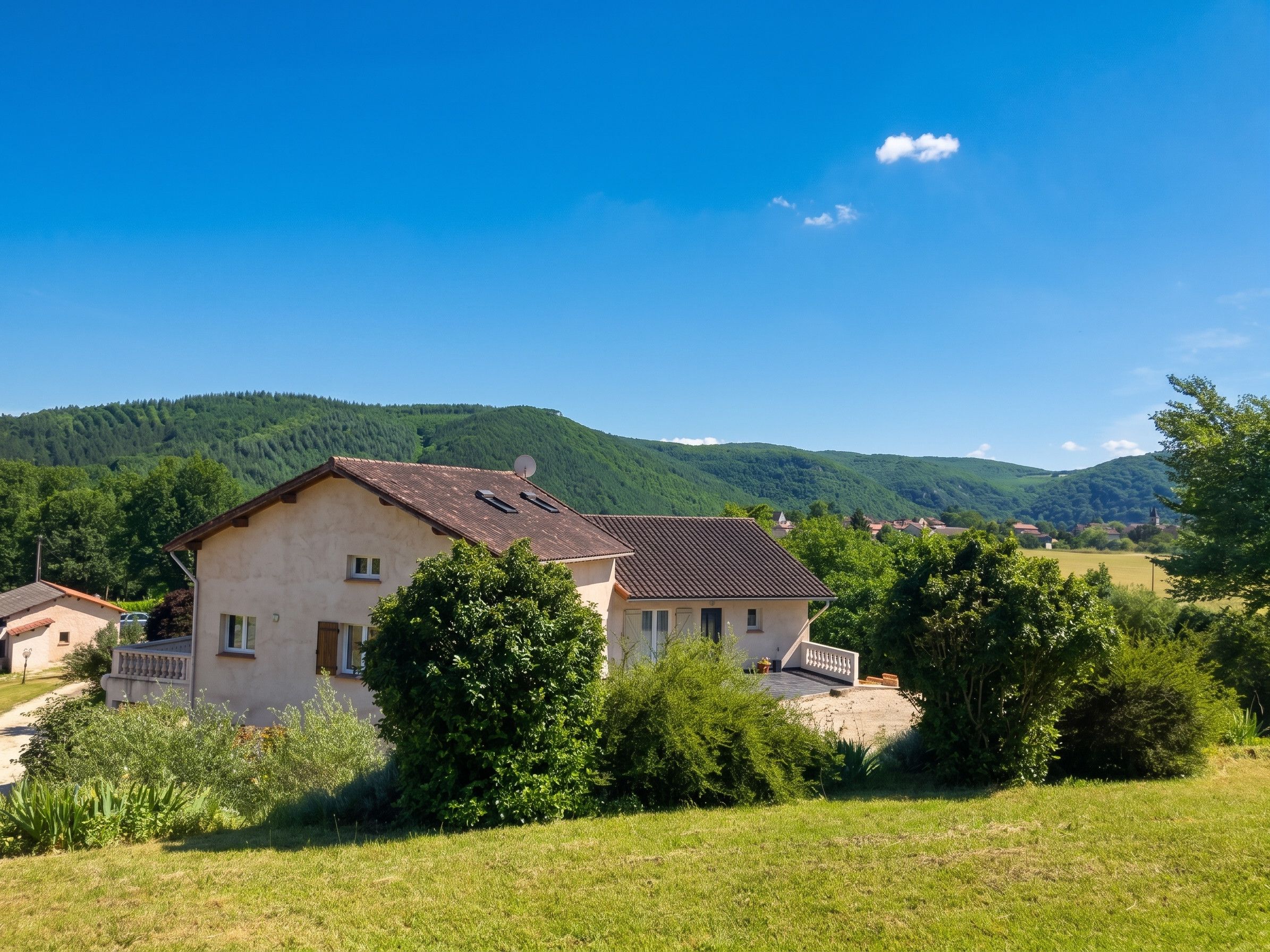 Une maison avec un toit en pente, une antenne parabolique et un petit porche.