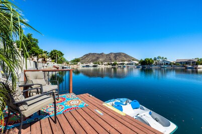 Lake House! Paddleboat, kayaks, fire pit, bikes, fish! fountain&mountain views!