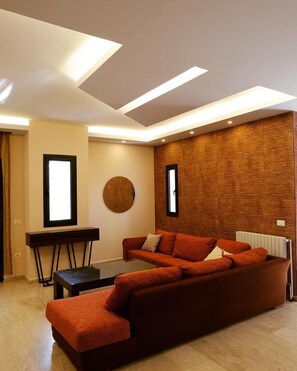 Televisión de pantalla plana, chimenea, reproductor de DVD