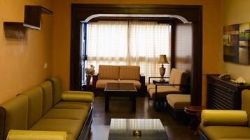 Comfort chalet, 2 slaapkamers, tuin | Woonruimte | Een 32-inch flatscreentelevisie met satellietzenders en een televisie