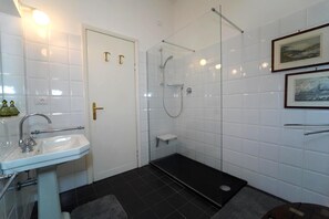 Bruser, hårtørrer, bidet, håndklæder