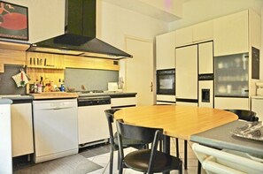 Køleskab, mikrobølgeovn, ovn, kogeplade