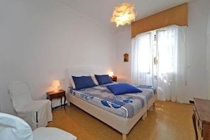 5 bedrooms, iron/ironing board, WiFi, bed sheets