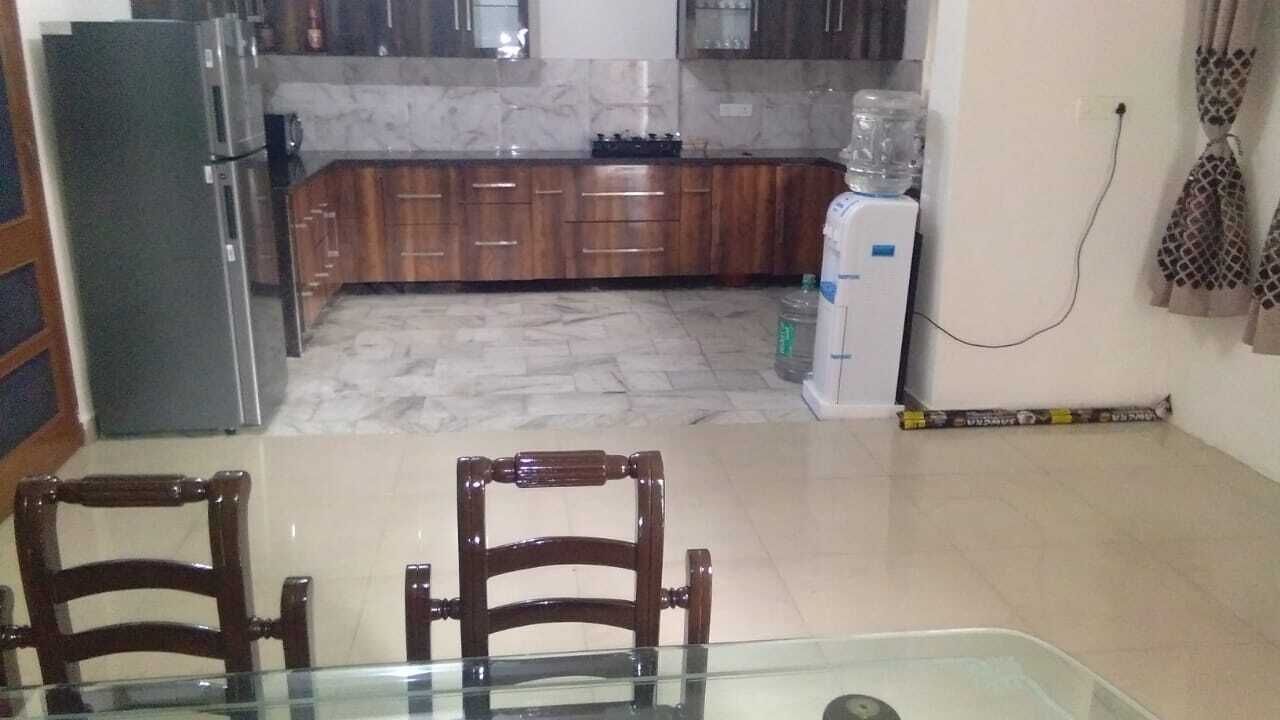 Kühlschrank, Mikrowelle, Mixer, Kochgeschirr/Geschirr/Besteck